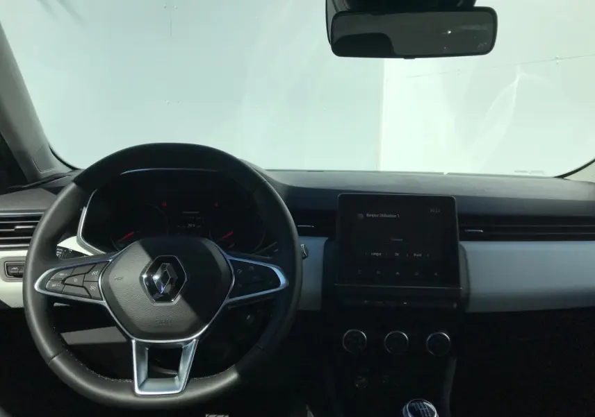 Intérieur de Renault Clio 2021, vue frontale du volant multifonctions TEP et écran tactile Easy Link 7 pouces.