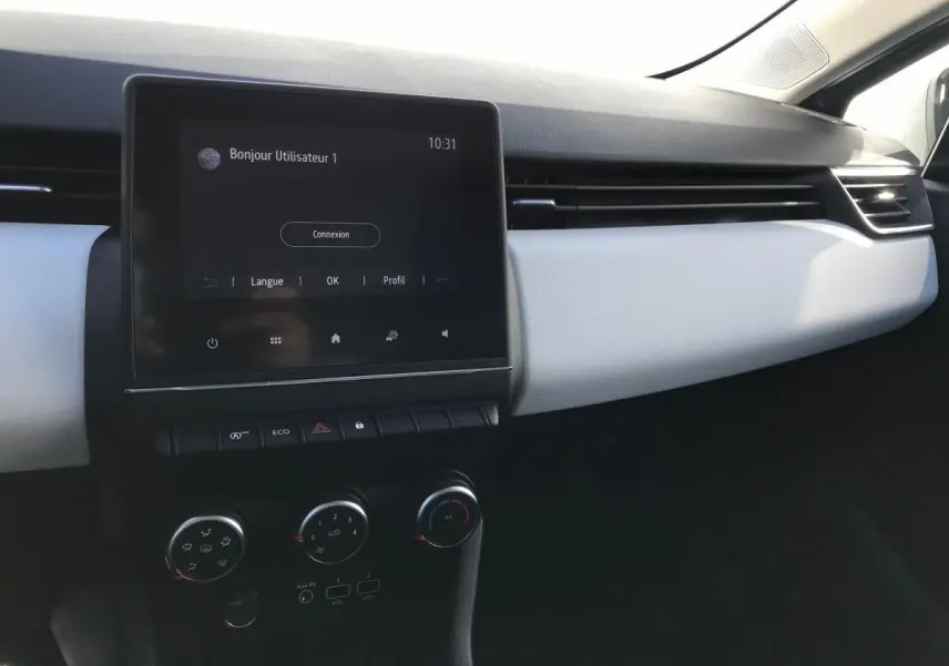 Tableau de bord intérieur de Renault Clio 2021 avec écran tactile Easy Link et finition bicolore noir et blanc.