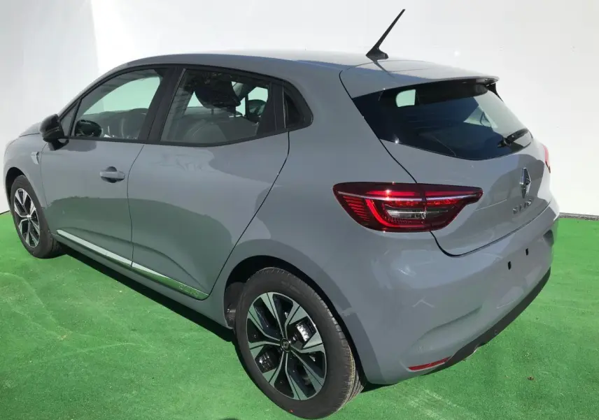 Renault Clio 2021 gris Urban vue 3/4 arrière droit, avec jantes alliage 16 pouces et feux LED signature en C.