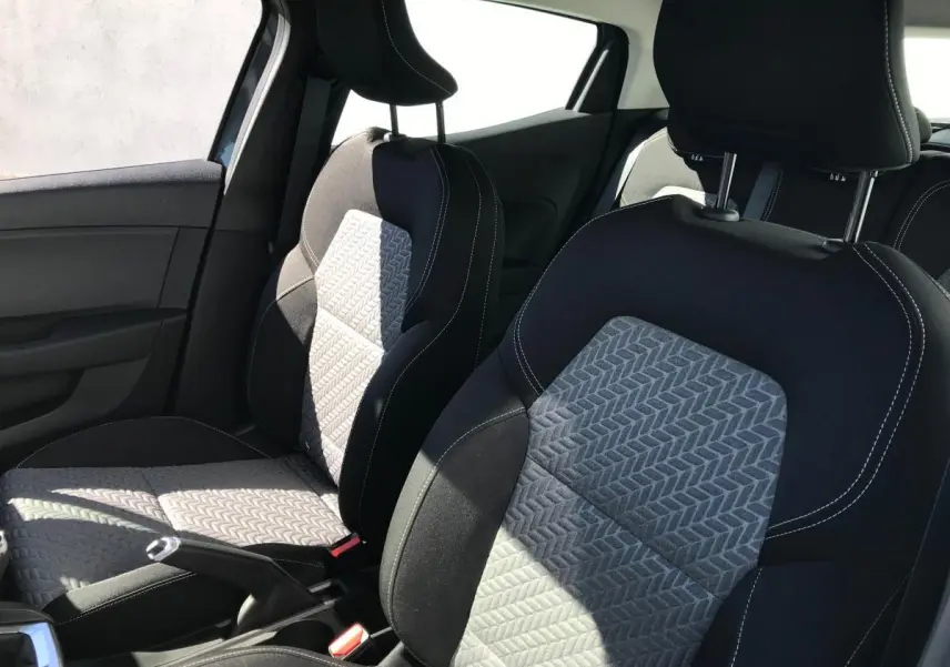 Gros plan sur les sièges avant en tissu noir et gris avec motifs, intérieur de la Renault Clio Gris Urban 2021.