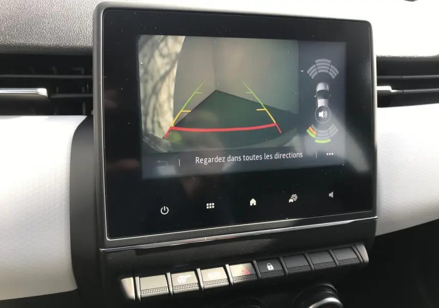 Écran tactile central de la Renault Clio Gris Urban 2021 montrant la caméra de recul avec guidage et alertes.