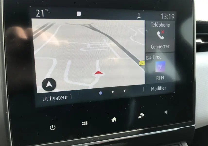 Écran tactile du système de navigation Easy Link 7 pouces dans Renault Clio Gris Urban, affichant carte et options radio.