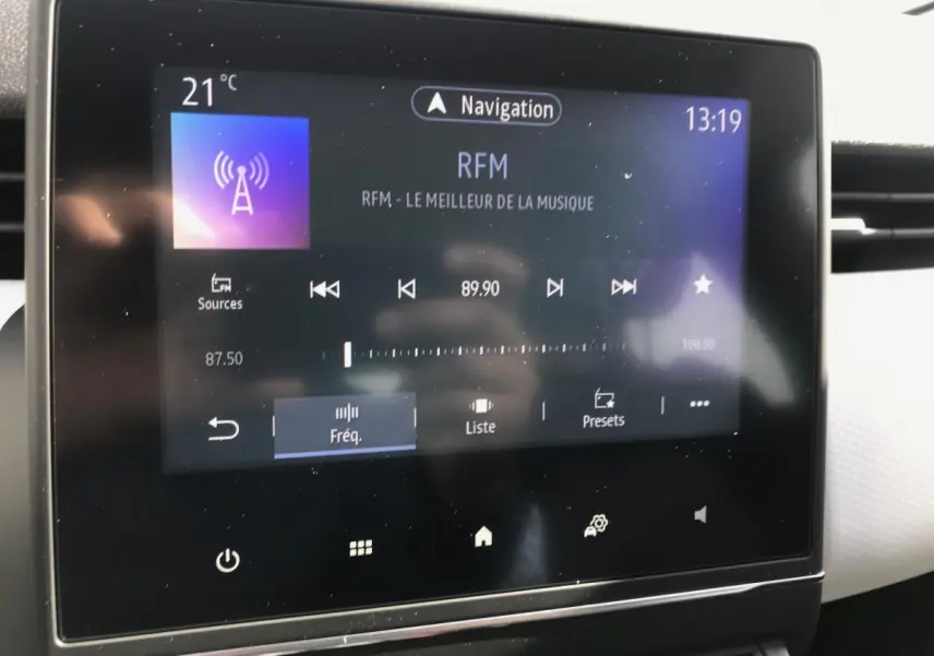 Écran tactile du système de navigation Easy Link affichant la radio numérique dans l'habitacle d'une Renault Clio Gris Urban 2021