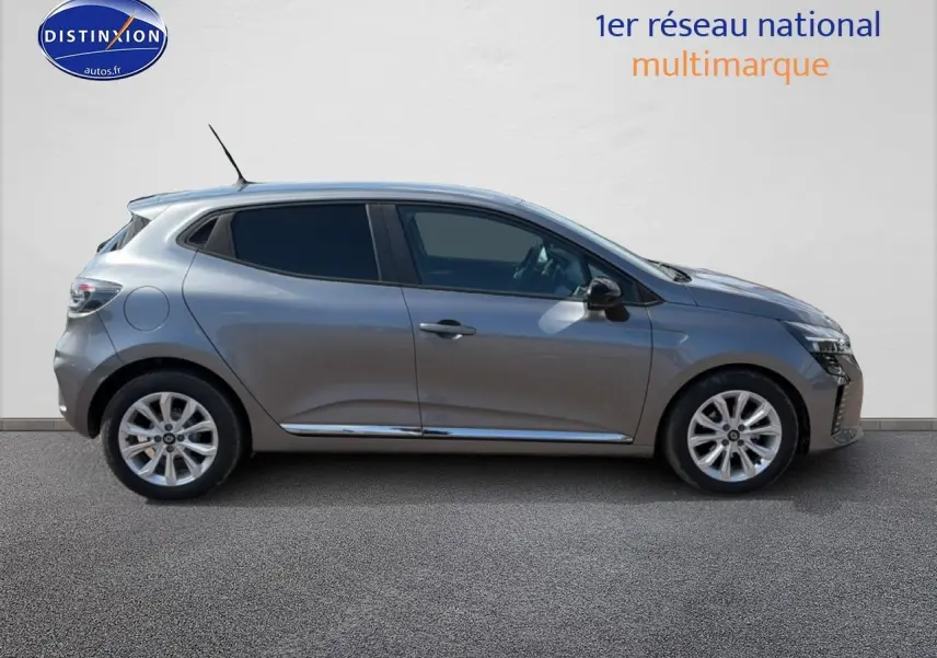Profil droit d'une Renault Clio V gris métal 2025 avec jantes alliage et vitres teintées sur fond neutre.