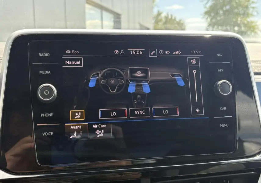 Écran tactile central du Volkswagen T-Roc 2025 affichant les réglages de climatisation, intérieur gris.