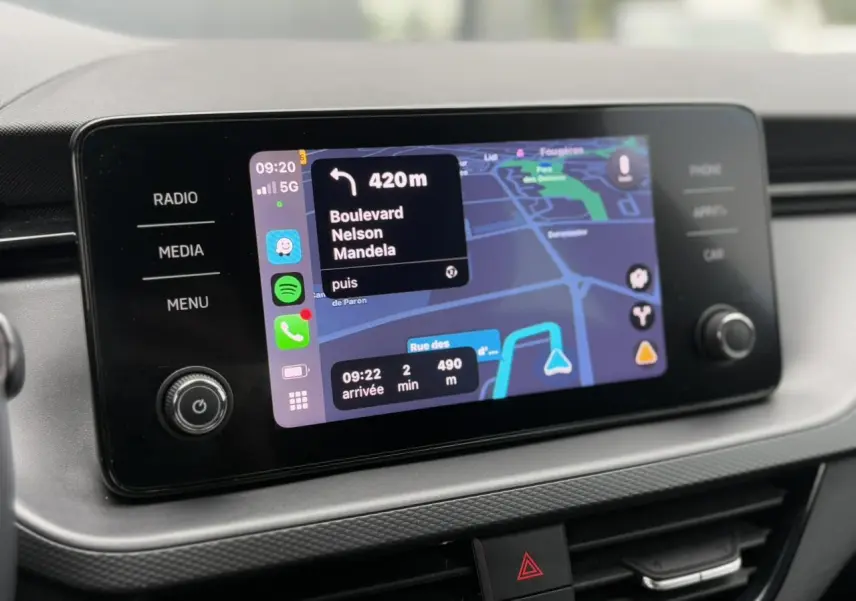 Écran tactile central du Skoda Scala Ambition 2024 affichant la navigation et les applications connectées.