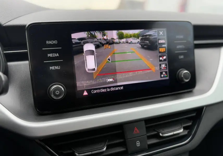 Écran tactile central de la Skoda Scala TSI 110 Ambition montrant la caméra de recul avec guidage dynamique.