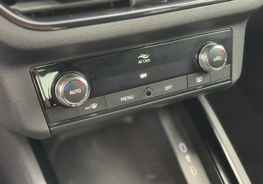 Détail de la console centrale de la Skoda Scala TSI 110 DSG Ambition 2024 avec commandes de climatisation automatique Air Care.