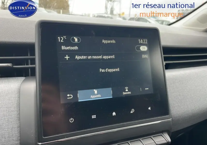 Écran tactile central de la Renault Clio V blanche, vue intérieure du tableau de bord côté passager.