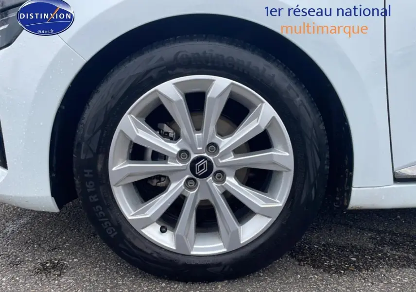 Gros plan sur la roue avant droite de la Renault Clio V blanche, mettant en valeur la jante alliage 16 pouces.