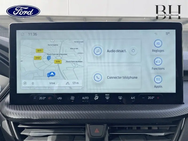 Écran tactile central du Ford Kuga 2026 affichant la navigation et les options audio dans un intérieur sobre.