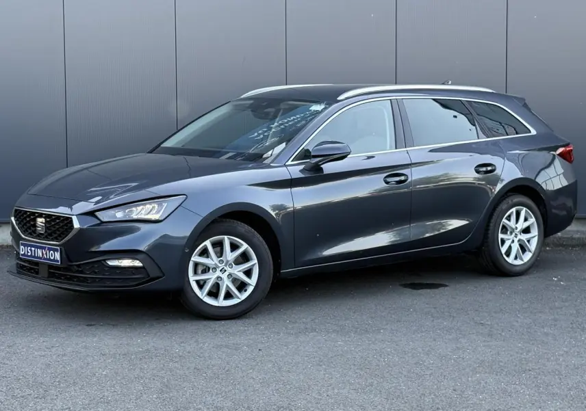 SEAT Leon ST gris magnétique vue de profil côté gauche, jantes alliage 16 pouces et vitres arrière surteintées.
