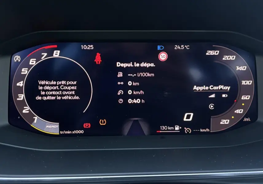 Tableau de bord numérique de SEAT LEON ST 1.5 TSI 2025 affichant compte-tours, vitesse, et Apple CarPlay.