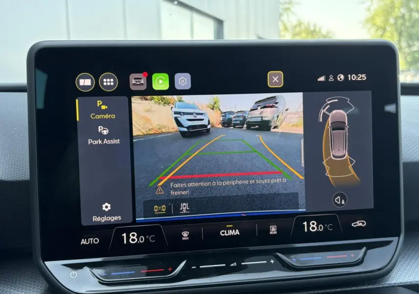 Écran tactile central affichant la caméra de recul du SEAT Leon ST gris magnétique en vue arrière avec aides au stationnement.