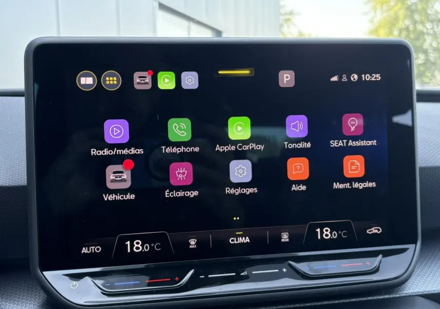 Écran tactile central 10,4'' du SEAT LEON ST 2025 affichant les applications de connectivité et climatisation.