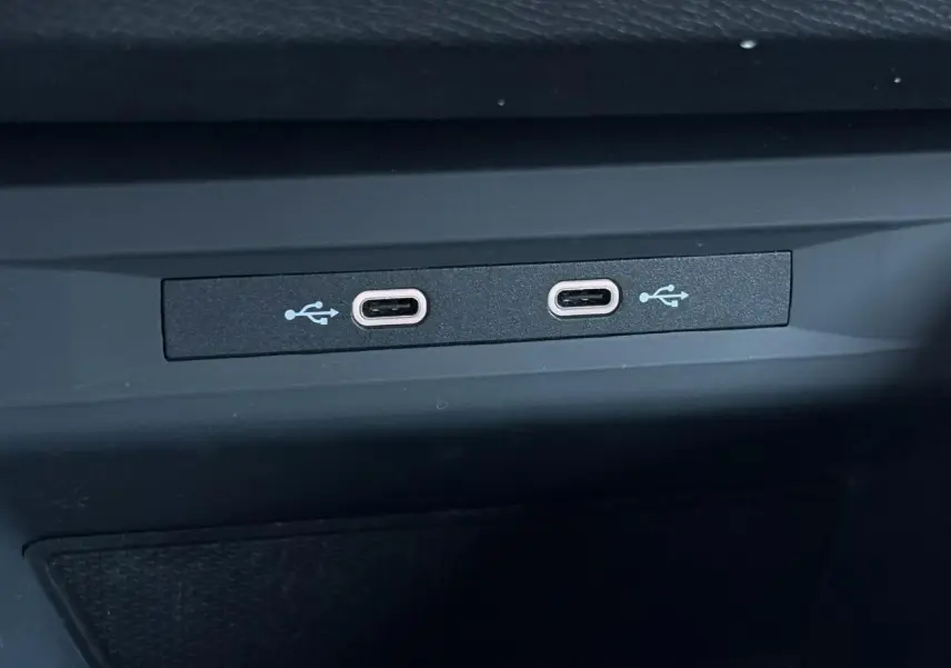 Gros plan sur les deux ports USB-C intégrés dans la console centrale du SEAT Leon ST 2025.