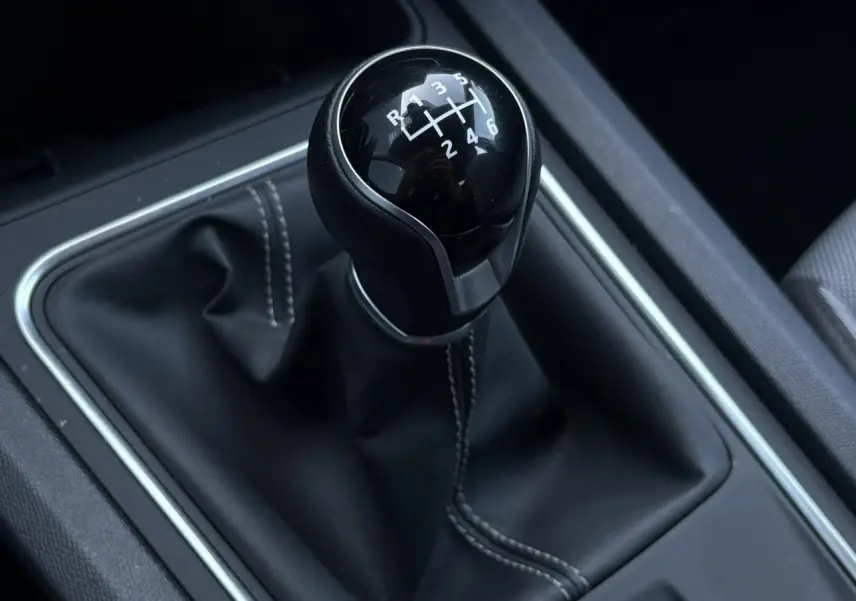Levier de vitesses manuel noir en gros plan dans l’habitacle d’une SEAT LEON ST 1.5 TSI 2025.