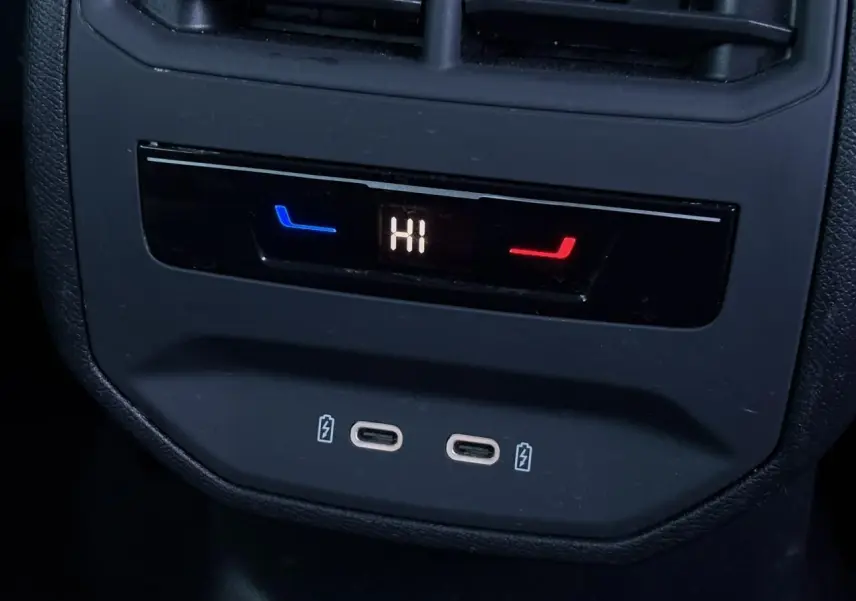 Vue rapprochée du panneau de contrôle de la climatisation arrière et des ports USB-C dans l’habitacle noir du SEAT Leon ST gris magnétique.