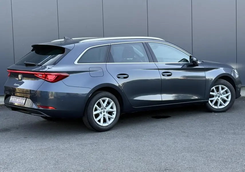 SEAT Leon ST 1.5 TSI gris magnétique vue côté droit en 3/4 arrière avec jantes alliage 16 pouces.