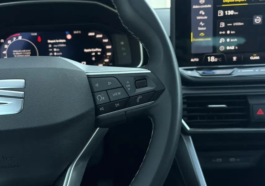 Vue rapprochée du volant cuir multifonction et tableau de bord digital de la SEAT LEON ST gris Magnétique.