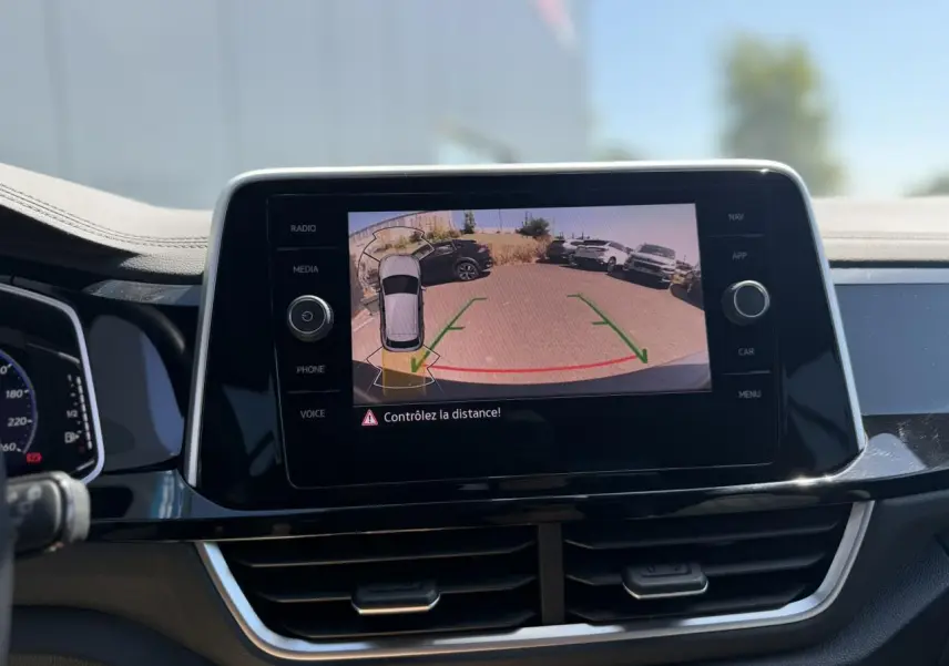 Écran tactile central affichant la caméra de recul du Volkswagen T-Roc 2025 avec alertes de distance.
