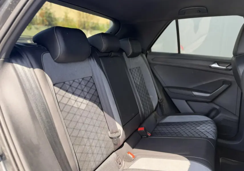 Vue intérieure côté droit des sièges arrière en tissu et cuir noir du Volkswagen T-Roc 1.5 TSI R-Line 2025.