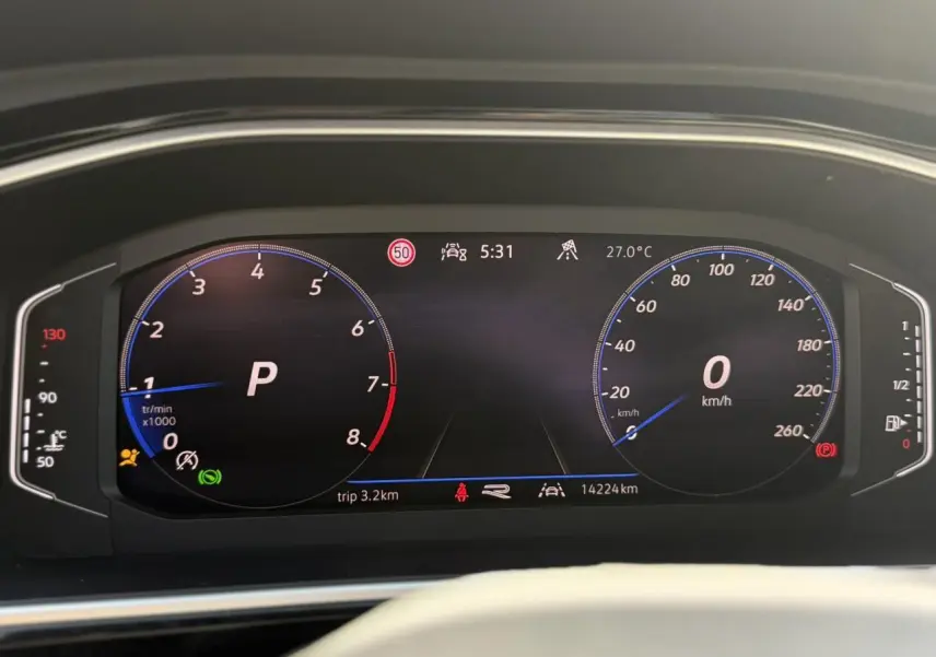 Combiné d'instruments digital du Volkswagen T-Roc 2025 affichant vitesse, régime et indicateurs, vue de face.