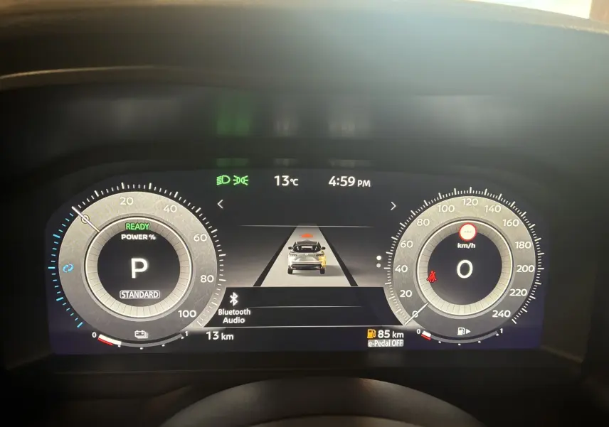 Tableau de bord numérique du Nissan Qashqai 2025 affichant la vitesse, la puissance et l'assistance au conducteur.