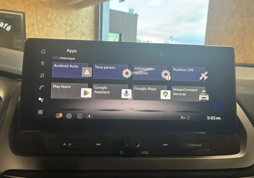 Écran tactile central du Nissan Qashqai 2025 affichant les applications Android Auto, Google Maps et NissanConnect dans un intérieur noir.