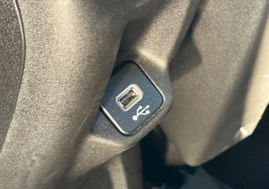 Prise USB en gros plan sur le côté intérieur d'un Jeep Renegade rouge Limited 2022.