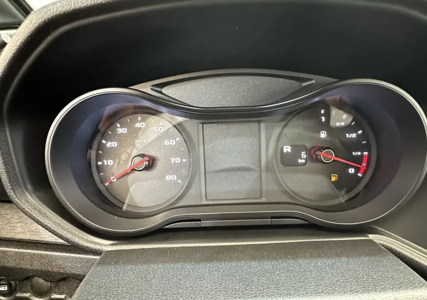 Vue rapprochée du tableau de bord noir de l'AIXAM AMBITION E CITY PACK blanc 2025 avec compteur et indicateurs digitaux.