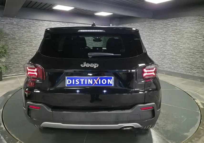 Vue arrière d'un Jeep Avenger noir 2025 avec feux LED et plaque d'immatriculation Distinxion.