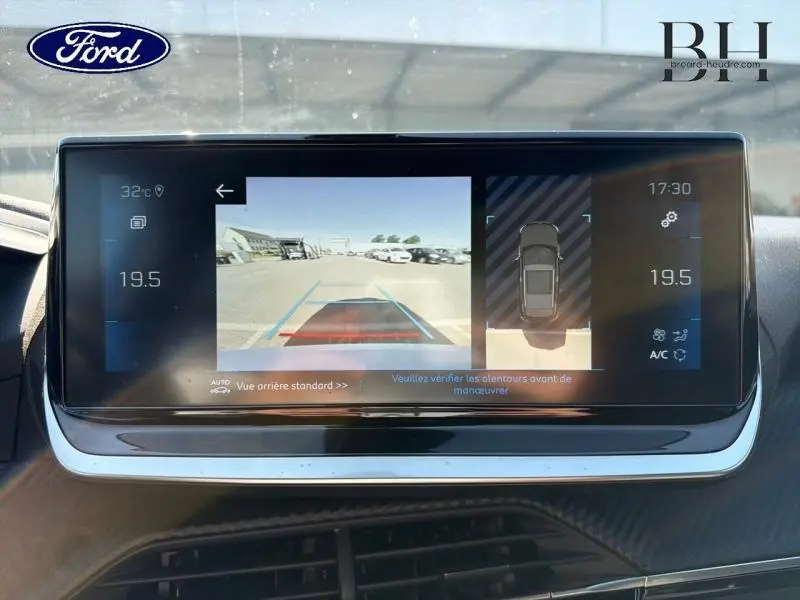 Écran tactile intérieur du Peugeot 2008 2022 montrant la caméra de recul et l’aide au stationnement.