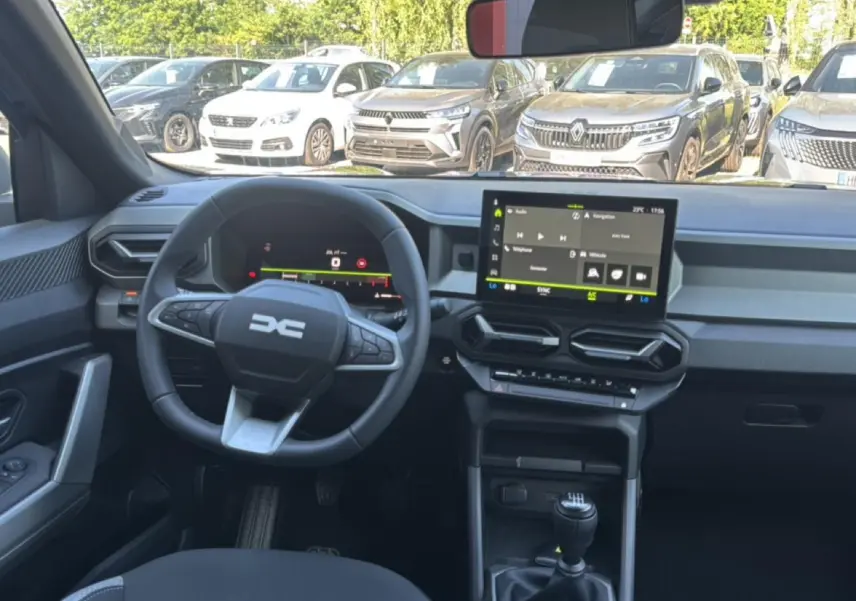 Vue intérieure avant du Dacia Bigster gris schiste, montrant le volant multifonction, l'écran tactile et la boîte manuelle.