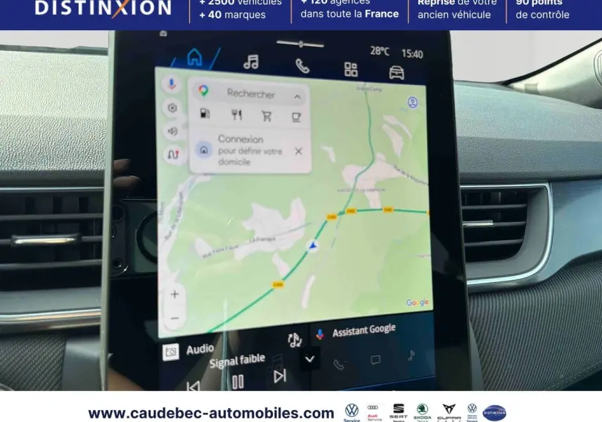 Vue intérieure centrée sur l’écran tactile de navigation du tableau de bord du Renault Symbioz gris.