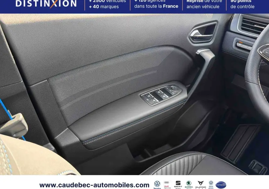 Vue intérieure côté conducteur sur la porte avec commandes électriques et volant partiel en cuir perforé noir.