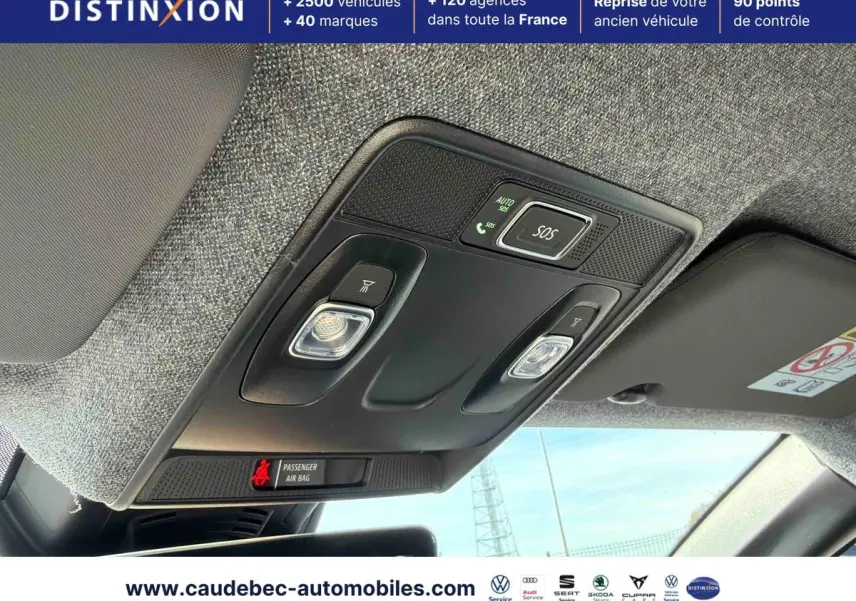 Vue intérieure du plafonnier gris avec commandes d’éclairage, bouton SOS et indicateur airbag passager allumé.