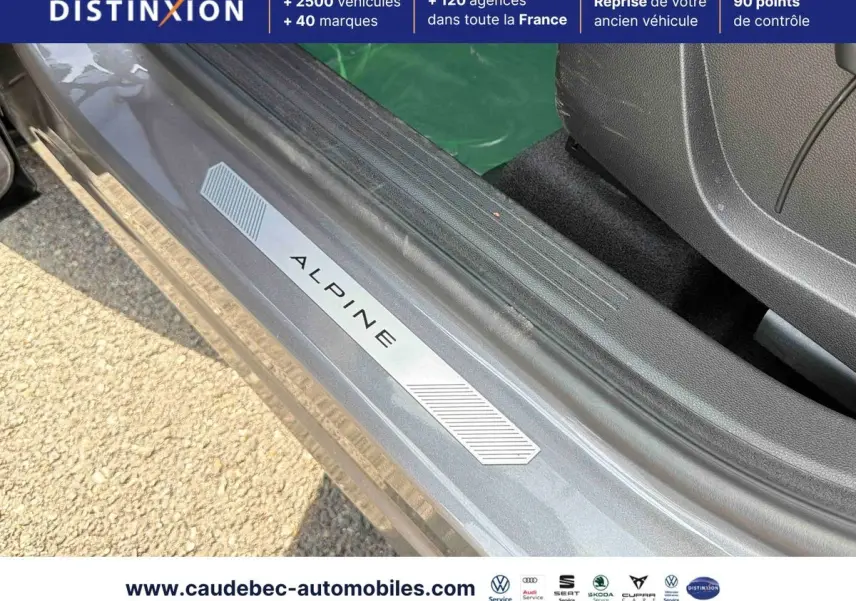 Seuil de porte côté conducteur gris métallisé avec logo Alpine sur Renault Symbioz E-Tech 2026.