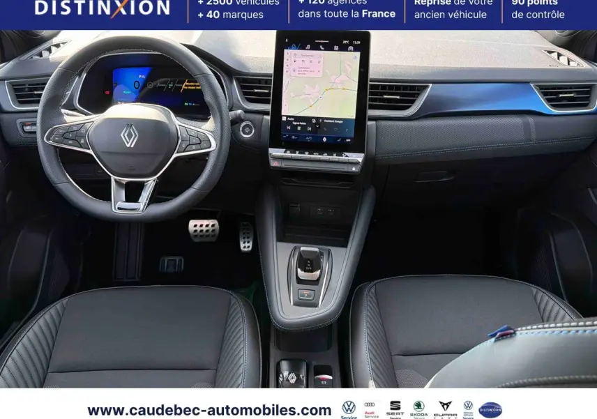 Vue intérieure frontale du tableau de bord et volant du Renault Symbioz gris avec écran tactile vertical et finitions bleues.