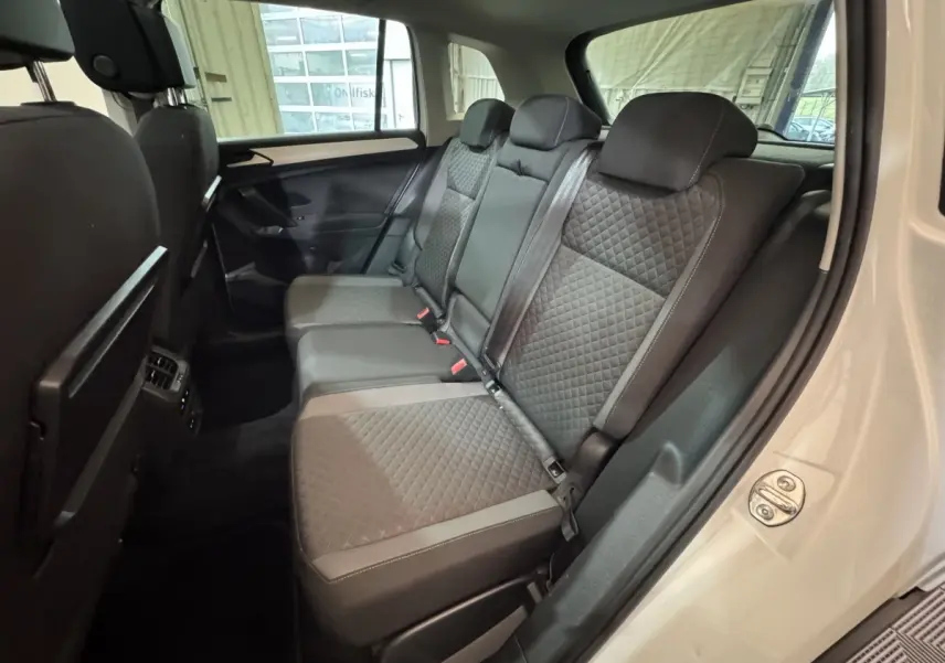 Vue intérieure côté droit sur la banquette arrière grise à motifs du Volkswagen Tiguan blanc 2020.