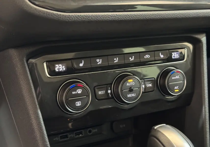 Gros plan sur la console centrale du Volkswagen Tiguan blanc 2020, montrant les commandes de climatisation digitale à 3 zones.