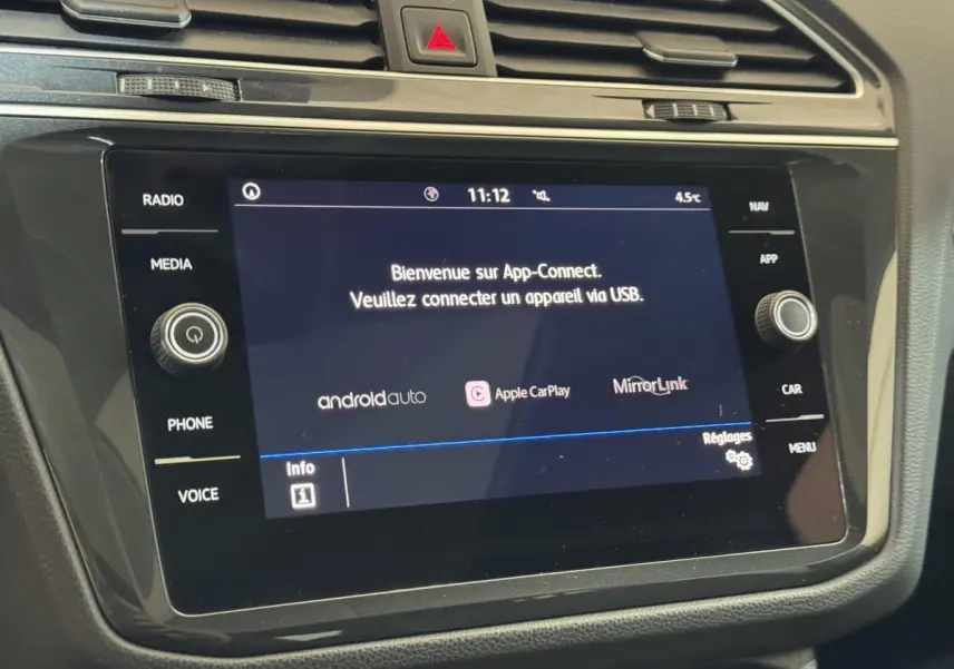 Écran tactile central du Volkswagen Tiguan 2020 affichant l'interface App-Connect avec commandes autour.