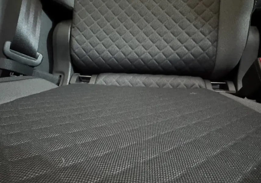 Gros plan sur le tissu noir matelassé du siège arrière du Volkswagen Tiguan 1.5 TSI 2020.