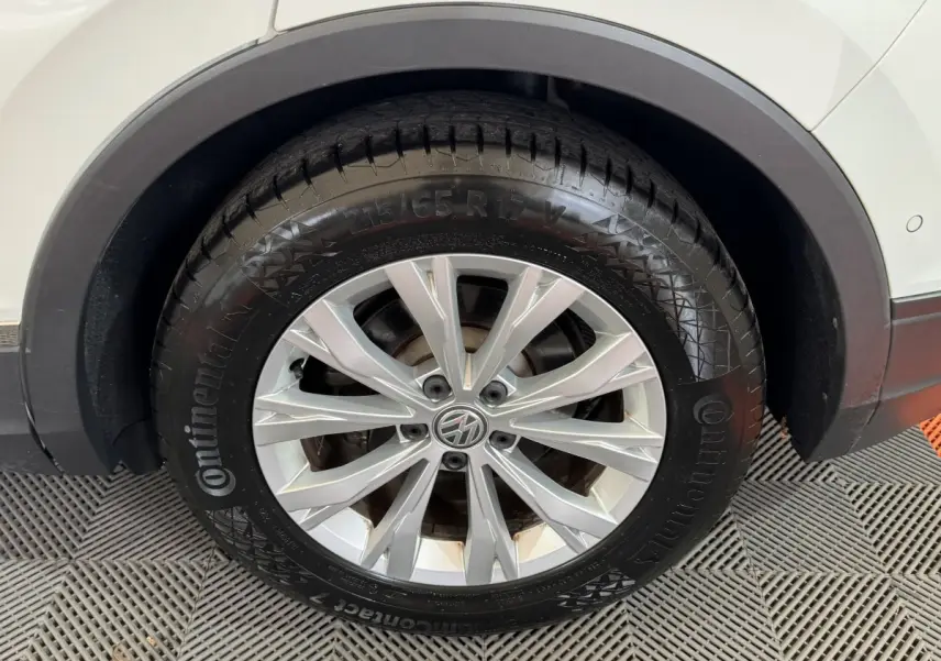 Gros plan sur la roue avant droite du Volkswagen Tiguan blanc 2020 avec jante alliage et pneu Continental.