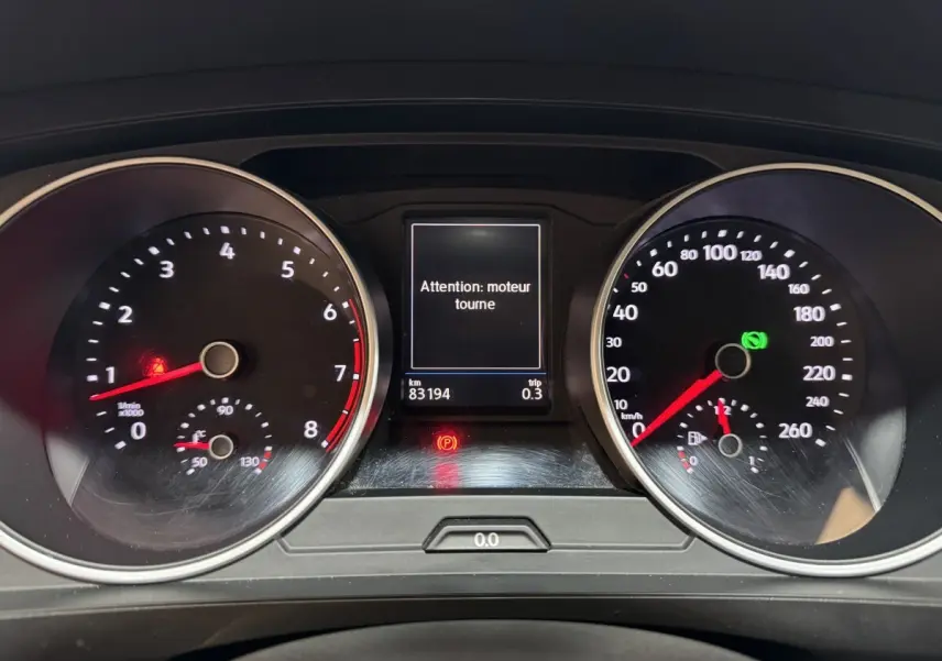 Tableau de bord du Volkswagen Tiguan 2020 avec compte-tours, vitesse, et écran central affichant "Attention : moteur tourne"