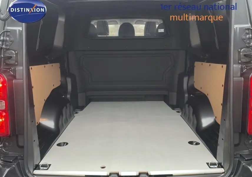 Vue arrière ouverte du Citroën Jumpy Cabine Approfondie gris titane, montrant l'espace de chargement vide et protégé.