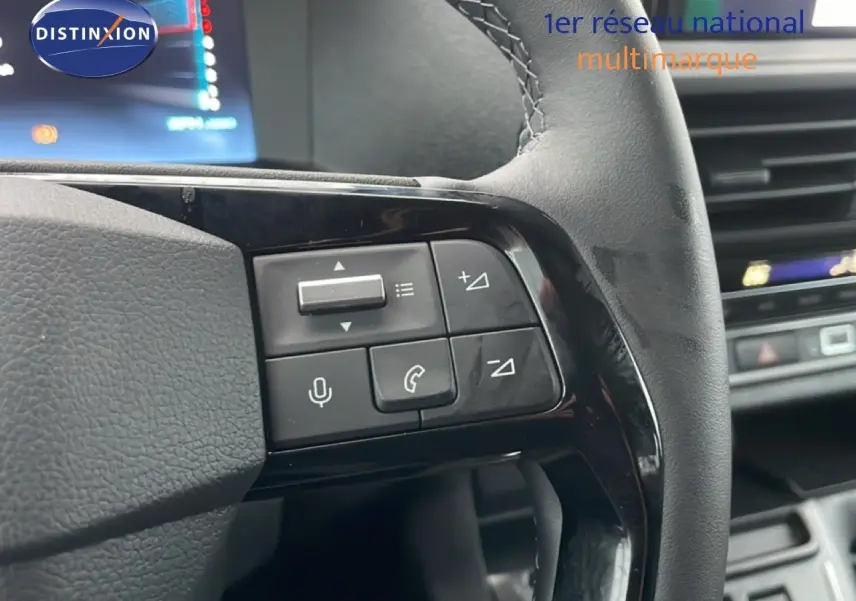 Gros plan sur les commandes au volant en cuir noir du Citroën Jumpy Cabine Approfondie gris titane, tableau de bord en arrière-plan flou.