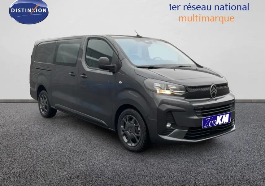 Vue 3/4 avant droit du Citroën Jumpy Cabine Approfondie gris titane métal avec calandre noire et feux allumés.