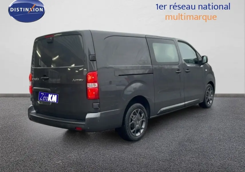 Vue 3/4 arrière droite d'un Citroën Jumpy Cabine Approfondie gris titane métal avec portes latérales coulissantes.
