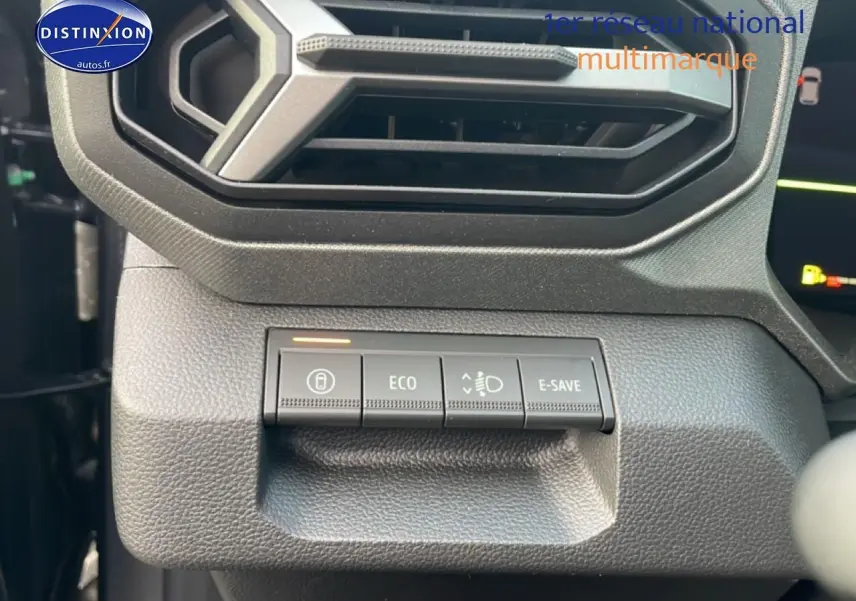 Gros plan sur les commandes de mode de conduite et éclairage dans l'habitacle du Dacia Bigster gris schiste, côté gauche.